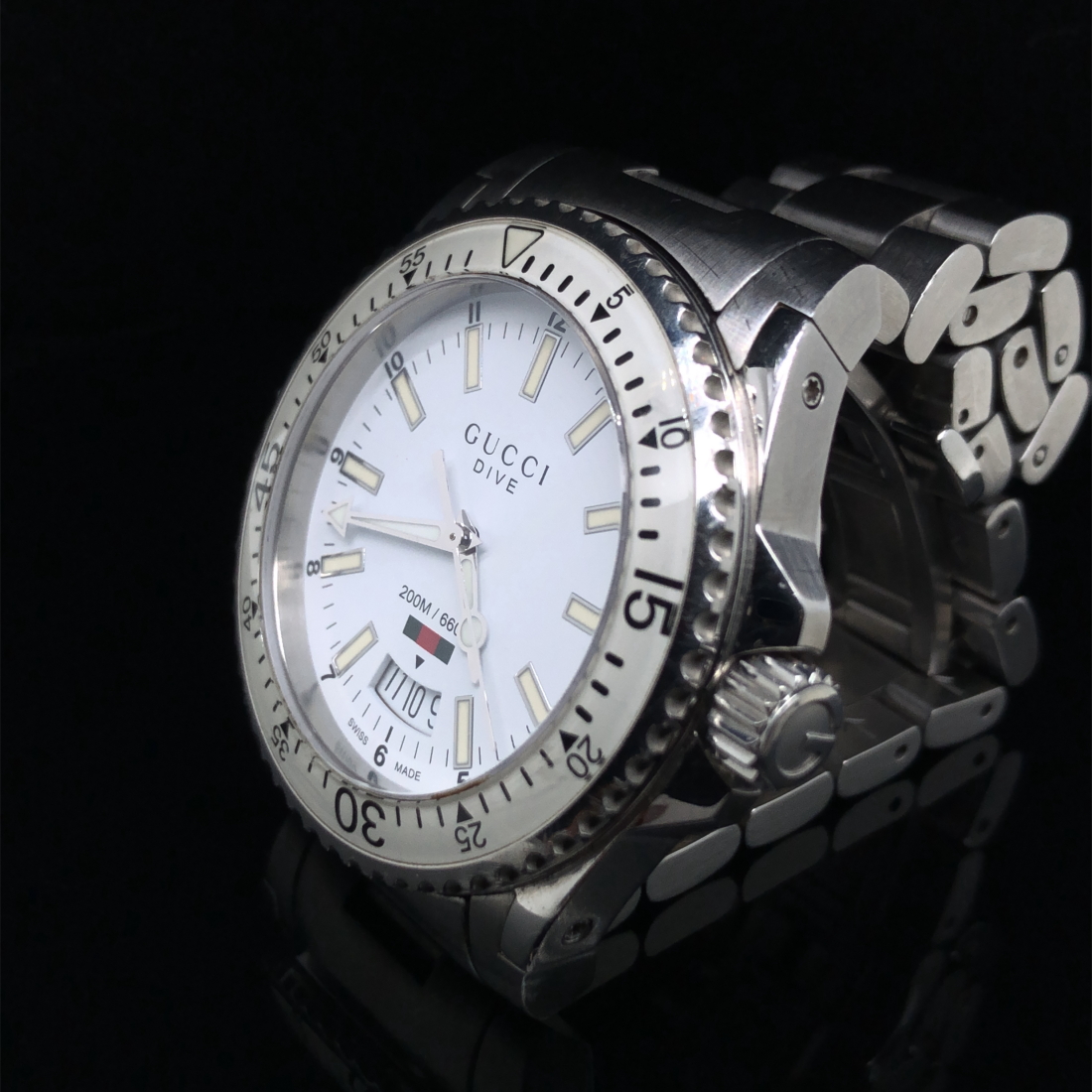 A GUCCI DIVE WATCH, WHITE DIAL AND BATONS, ON A STAINLESS STEEL BRACELET STRAP WITH A BUTTERFLY - Image 4 of 6