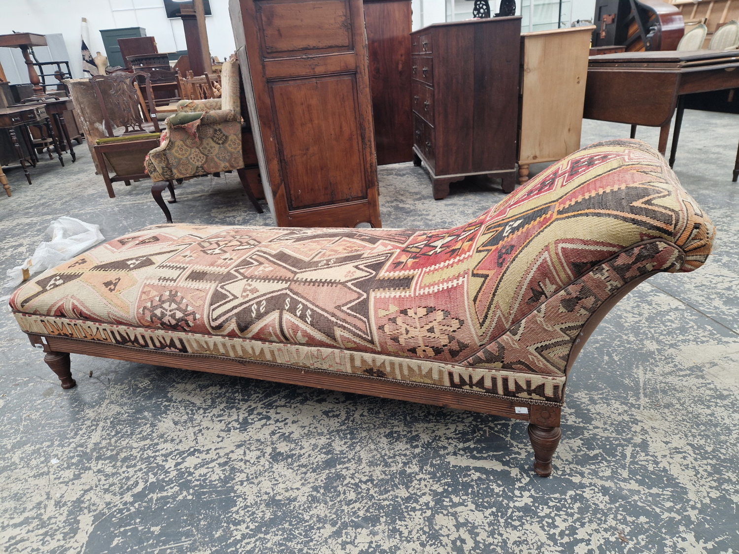 A VICTORIAN ARTS AND CRAFTS PERIOD OAK FRAMED DAY BED WITH KELIM UPHOLSTERY. - Image 2 of 5