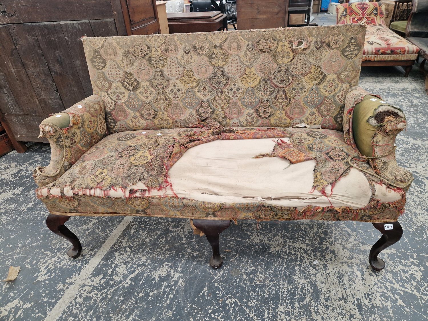 AN ANTIQUE EARLY GEORGIAN STYLE HALL SETTEE ON SHAPED CABRIOLE LEGS. - Image 3 of 6