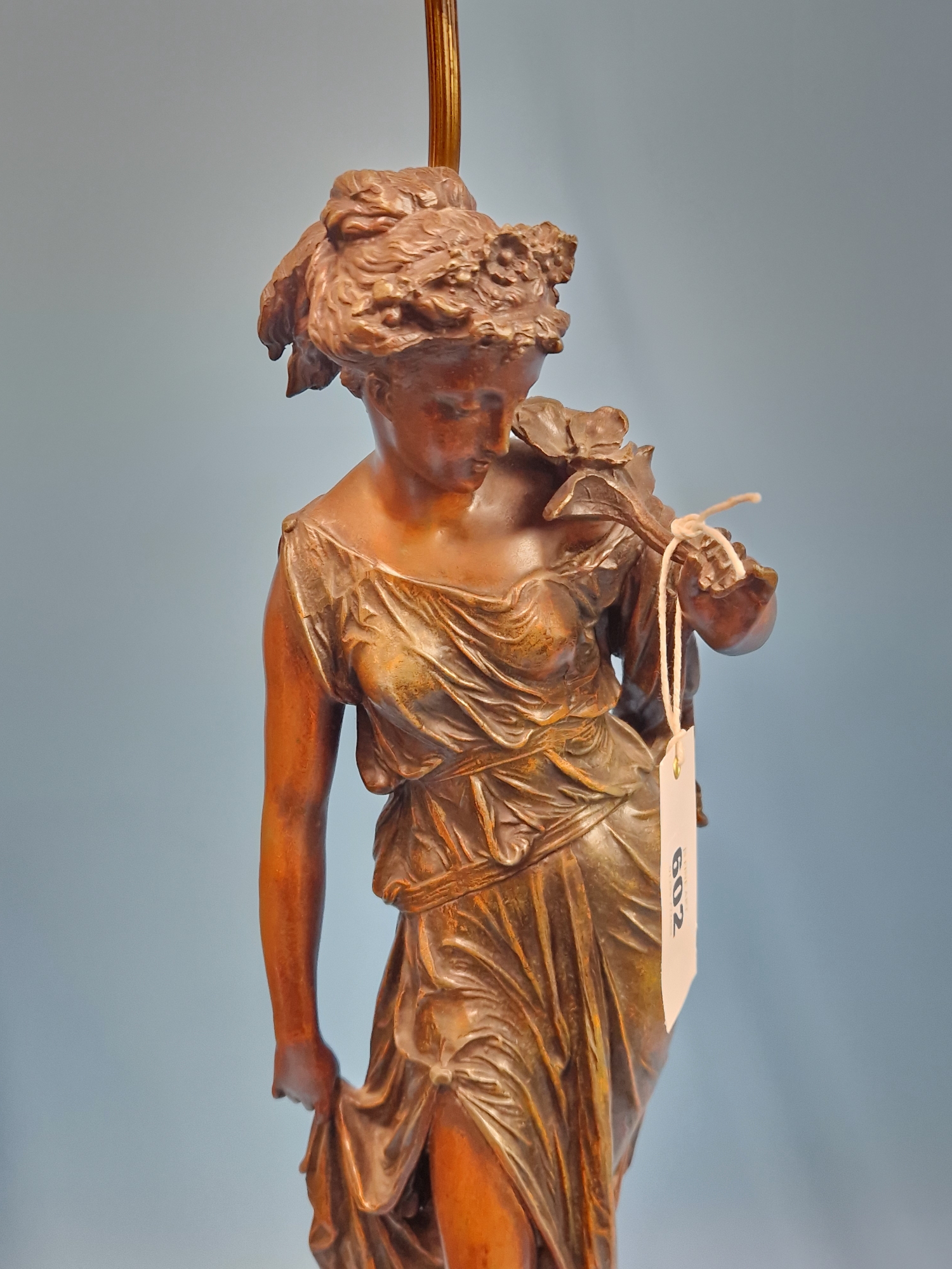 A TABLE LAMP SUPPORTED BY THE SPELTER FIGURE OF A CLASSICAL LADY HOLDING A FLOWERING STEM TO HER - Image 3 of 5