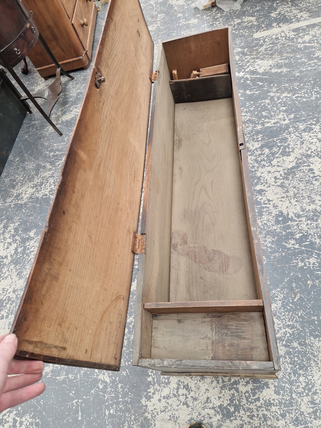 A 17TH CENTURY ELM PLANK COFFER WITH SHALLOW CARVED DECORATION TO FRONT PANEL. - Image 5 of 7