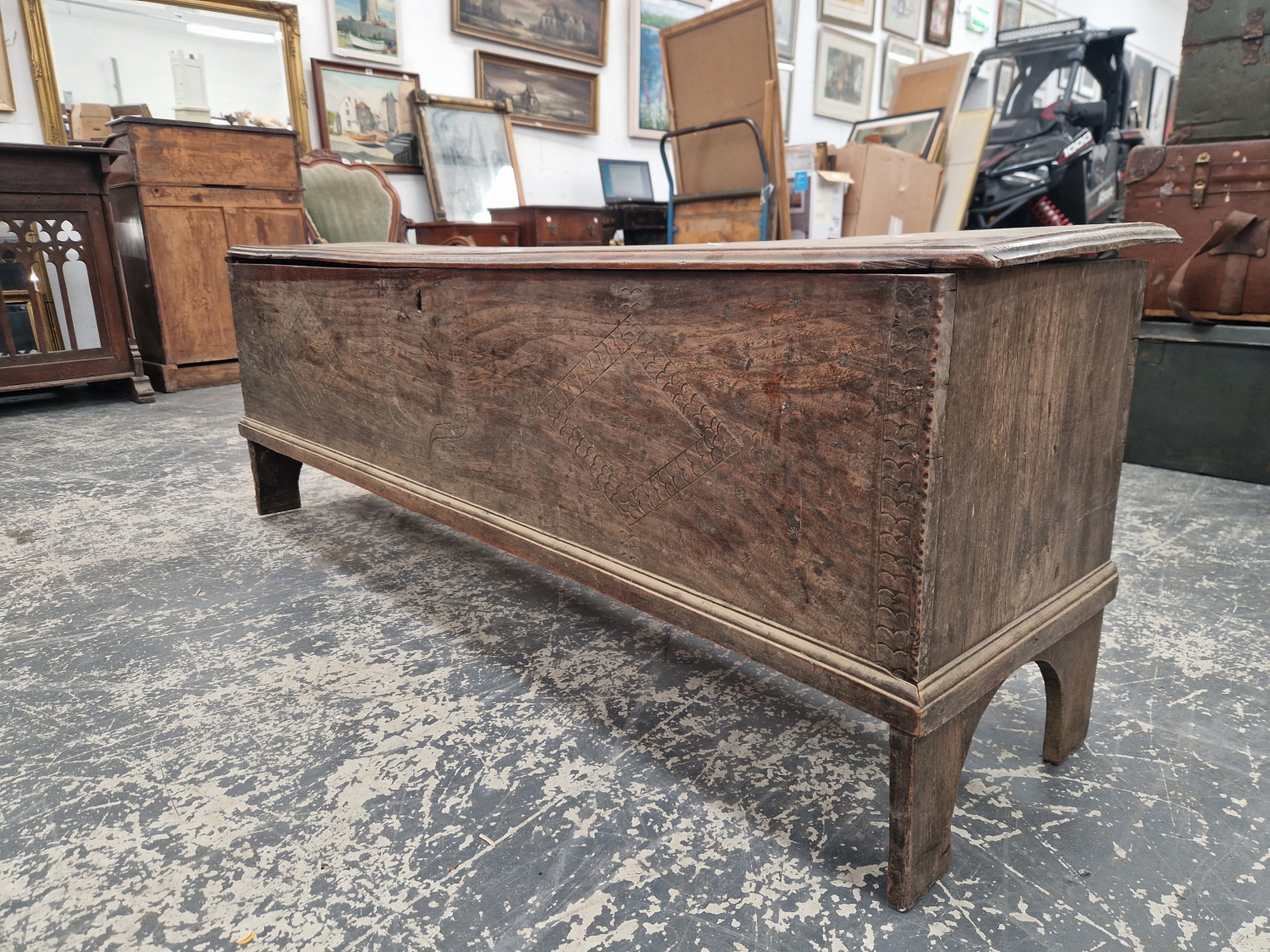 A 17TH CENTURY ELM PLANK COFFER WITH SHALLOW CARVED DECORATION TO FRONT PANEL. - Image 2 of 7