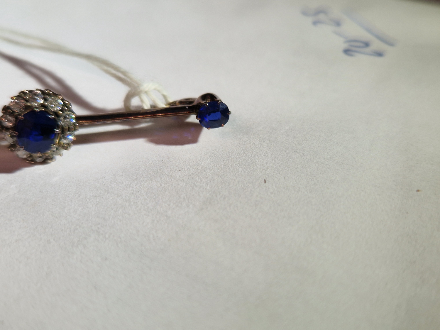 AN ANTIQUE SAPPHIRE AND DIAMOND BRA BROOCH. UNHALLMARKED, ASSESSED AS 9ct GOLD. LENGTH 4.6cms. - Image 7 of 7