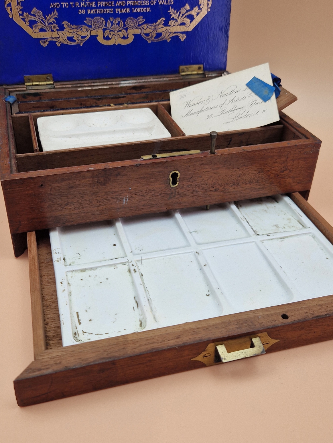 A VICTORIAN WINSOR & NEWTON MAHOGANY PAINT BOX WITH COMPARTMENTS ABOVE A DRAWER CONTAINING CERAMIC - Image 5 of 10