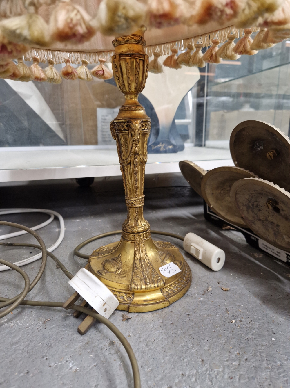 A PAIR OF TABLE LAMPS WITH SINGLE SOCKETS WITHIN GILT METAL LEAVES AND SUPPORTING CUT GLASS BELL - Image 2 of 2