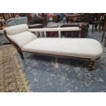 AN EARLY 20th C. MAHOGANY CHAISE LONGUE UPHOLSTERED IN WHITE DAMASK, ONE LONG SIDE WITH A BALUSTRADE