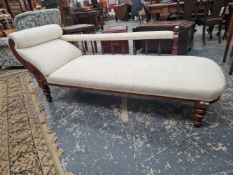 AN EARLY 20th C. MAHOGANY CHAISE LONGUE UPHOLSTERED IN WHITE DAMASK, ONE LONG SIDE WITH A BALUSTRADE