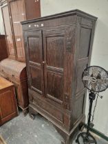 AN ANTIQUE OAK WARDROBE, THE DOORS WITH TWO PANELS AND ENCLOSING HANGING SPACE.   W 92 x D 47 x H
