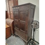 AN ANTIQUE OAK WARDROBE, THE DOORS WITH TWO PANELS AND ENCLOSING HANGING SPACE.   W 92 x D 47 x H