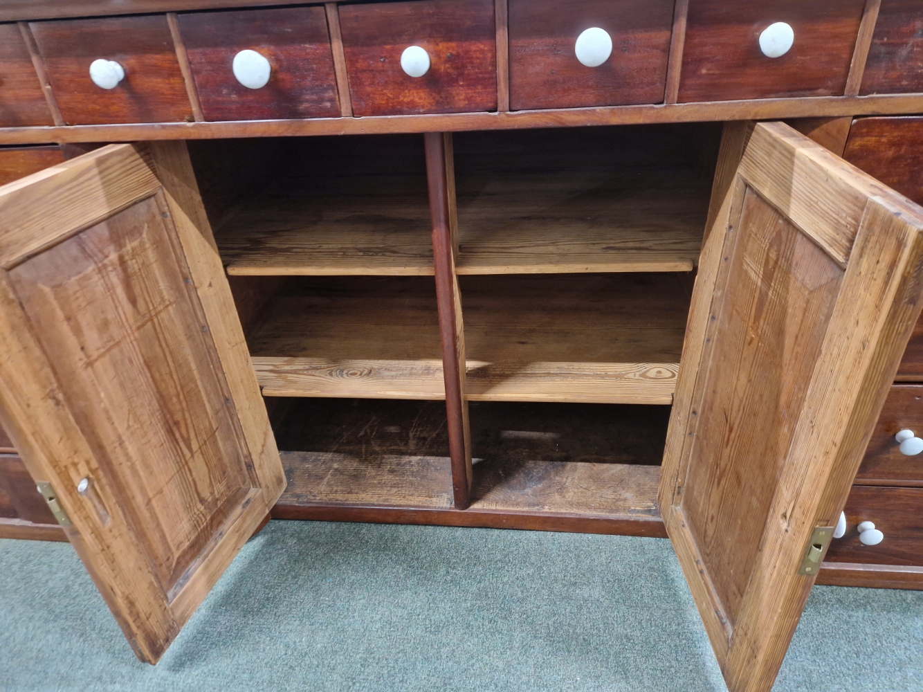 A MAHOGANY SHOP COUNTER FITTED WITH MULTIPLE DRAWERS AND CUPBOARDS EACH WITH WHITE CERAMIC KNOB - Image 22 of 23