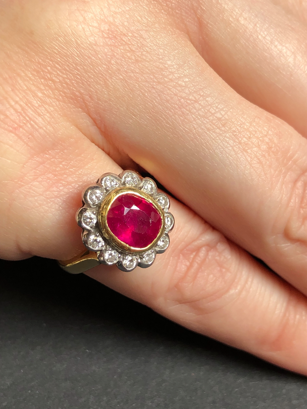 AN 18ct HALLMARKED GOLD RUBY AND DIAMOND OVAL SHAPED CLUSTER RING. THE SINGLE MEDIUM TO DARK - Image 3 of 20