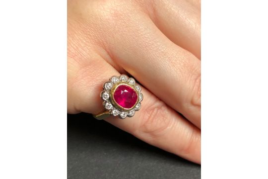 AN 18ct HALLMARKED GOLD RUBY AND DIAMOND OVAL SHAPED CLUSTER RING. THE SINGLE MEDIUM TO DARK - Image 3 of 20