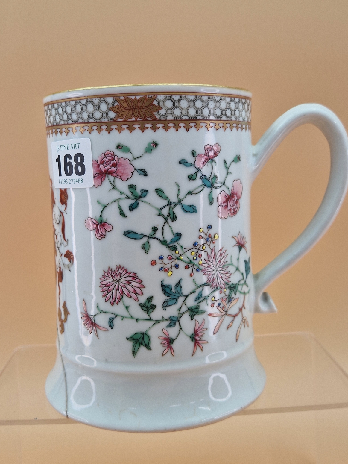 A CHINESE ARMORIAL QUART MUG WITH THE ARMS PAINTED OPPOSITE THE HANDLE AND FLANKED BY FAMILLE ROSE - Image 3 of 8