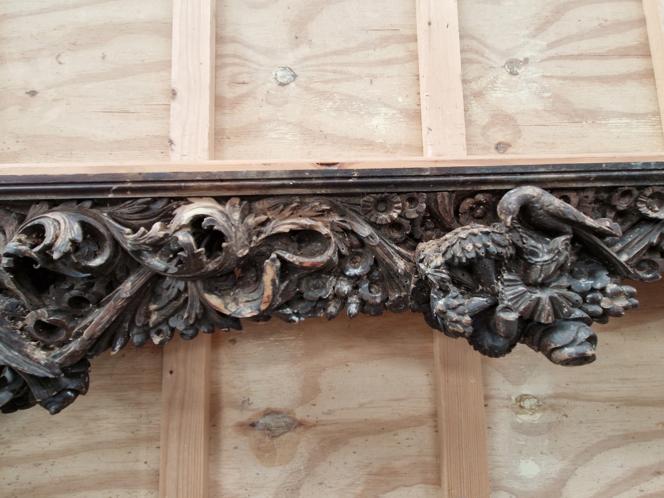 AN ANTIQUE 18TH/19TH CENTURY FRIEZE ARCH CARVED IN DELICATE DEEP RELIEF. - Image 5 of 10