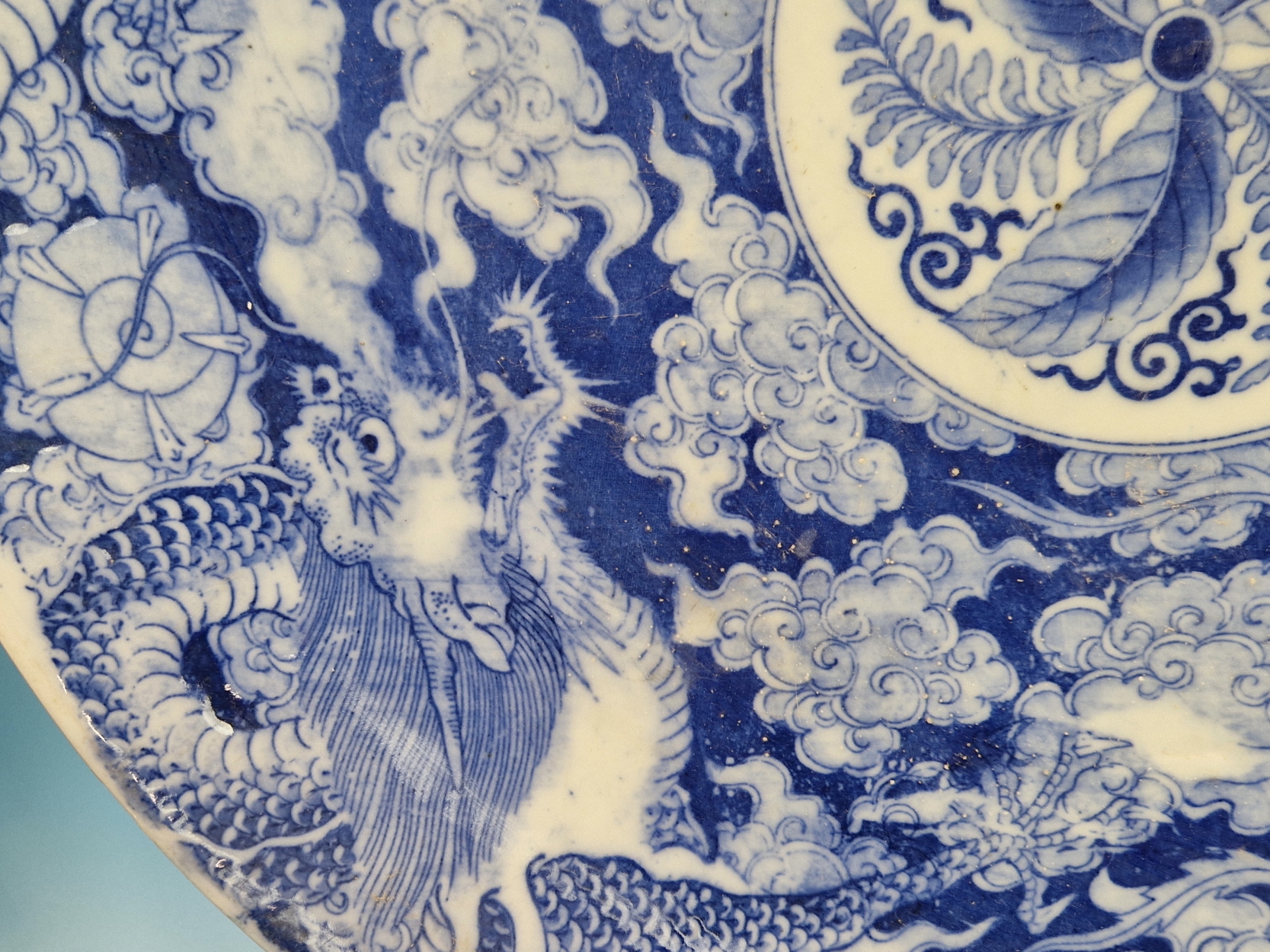 A PAIR OF JAPANESE BLUE AND WHITE CHARGERS PRINTED WITH DRAGONS AND PHOENIX ENCLOSING ROSETTES. Dia. - Image 3 of 11