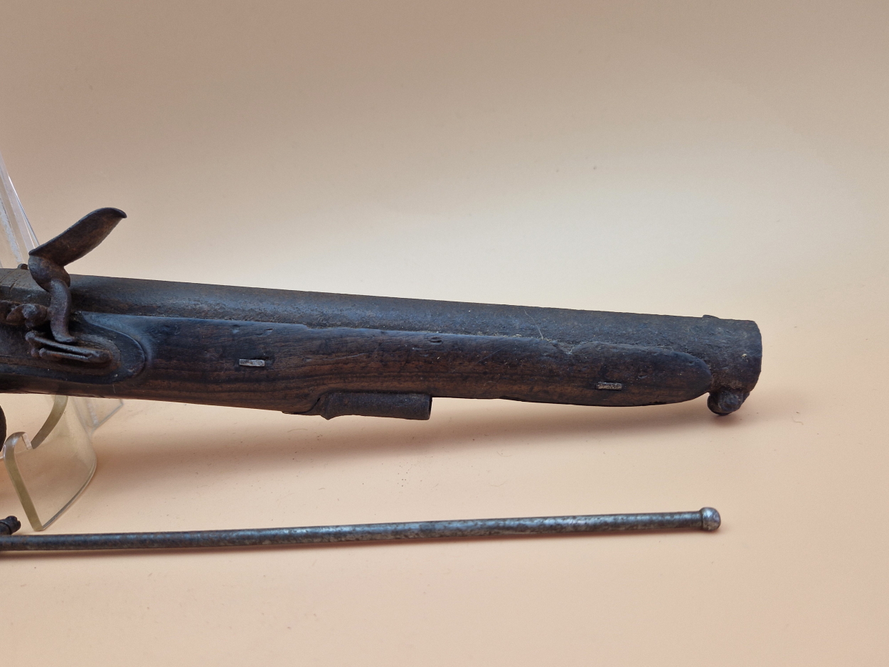 A PROSSER FLINTLOCK PISTOL AND RAMROD, THE FISHTAIL CARVED GRIP ABOVE AN IRON BUTT - Image 3 of 4