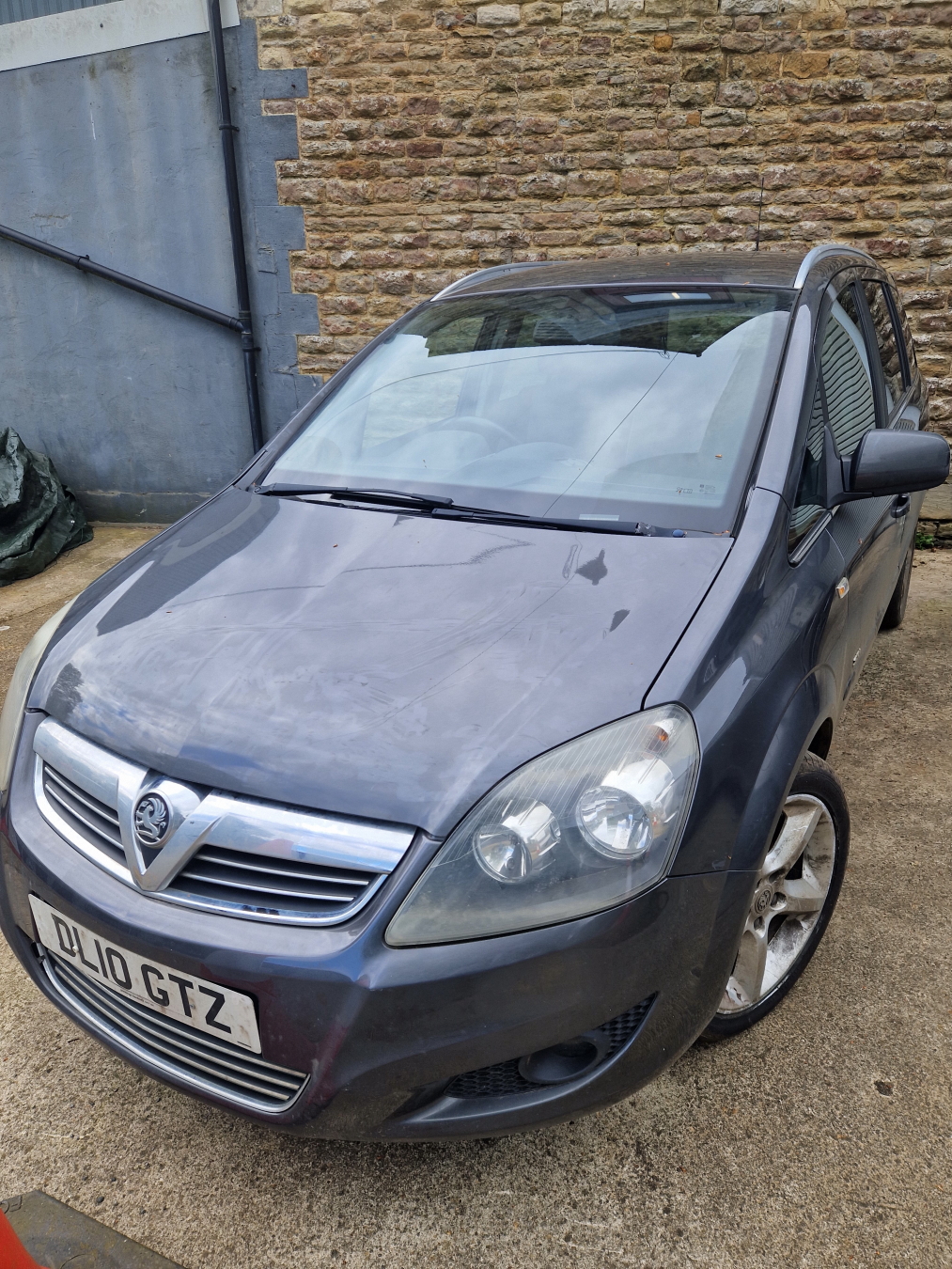 A 2010 VAUXHALL ZAFIRA 1.8 PETROL FOR SPARES OR REPAIRS (NON RUNNER) WITH 2 MONTHS MOT.