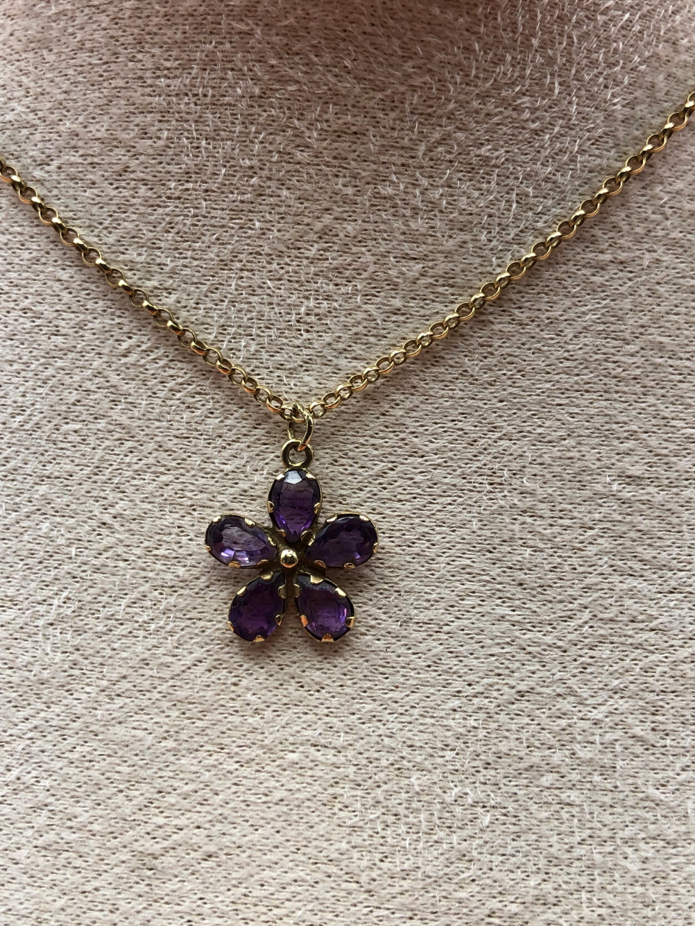 A VINTAGE AMETHYST FLORAL PENDANT SUSPENDED ON A 9ct HALLMARKED GOLD BELCHER CHAIN. THE PENDANT - Image 3 of 5