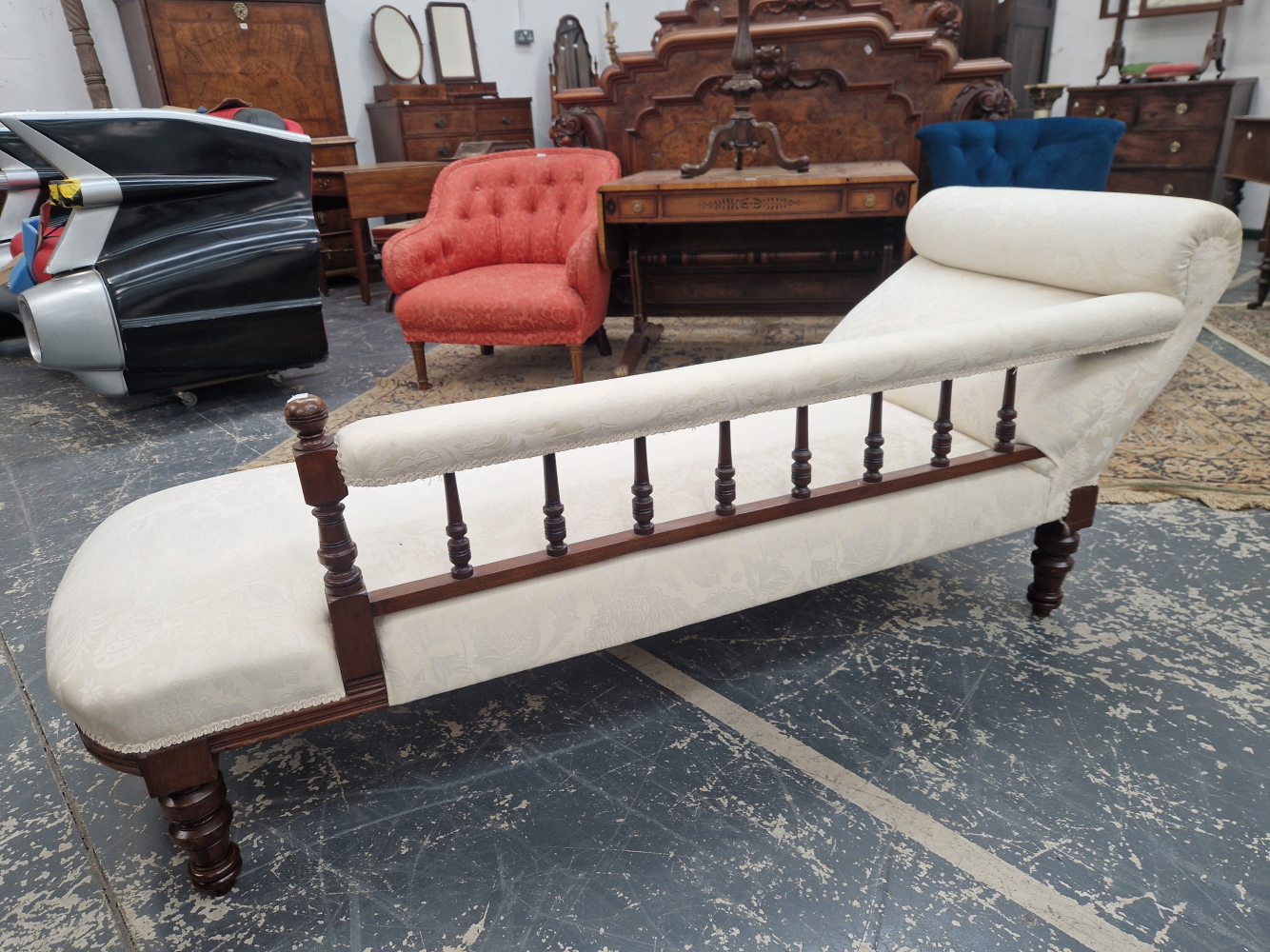 AN EARLY 20th C. MAHOGANY CHAISE LONGUE UPHOLSTERED IN WHITE DAMASK, ONE LONG SIDE WITH A BALUSTRADE - Image 6 of 6