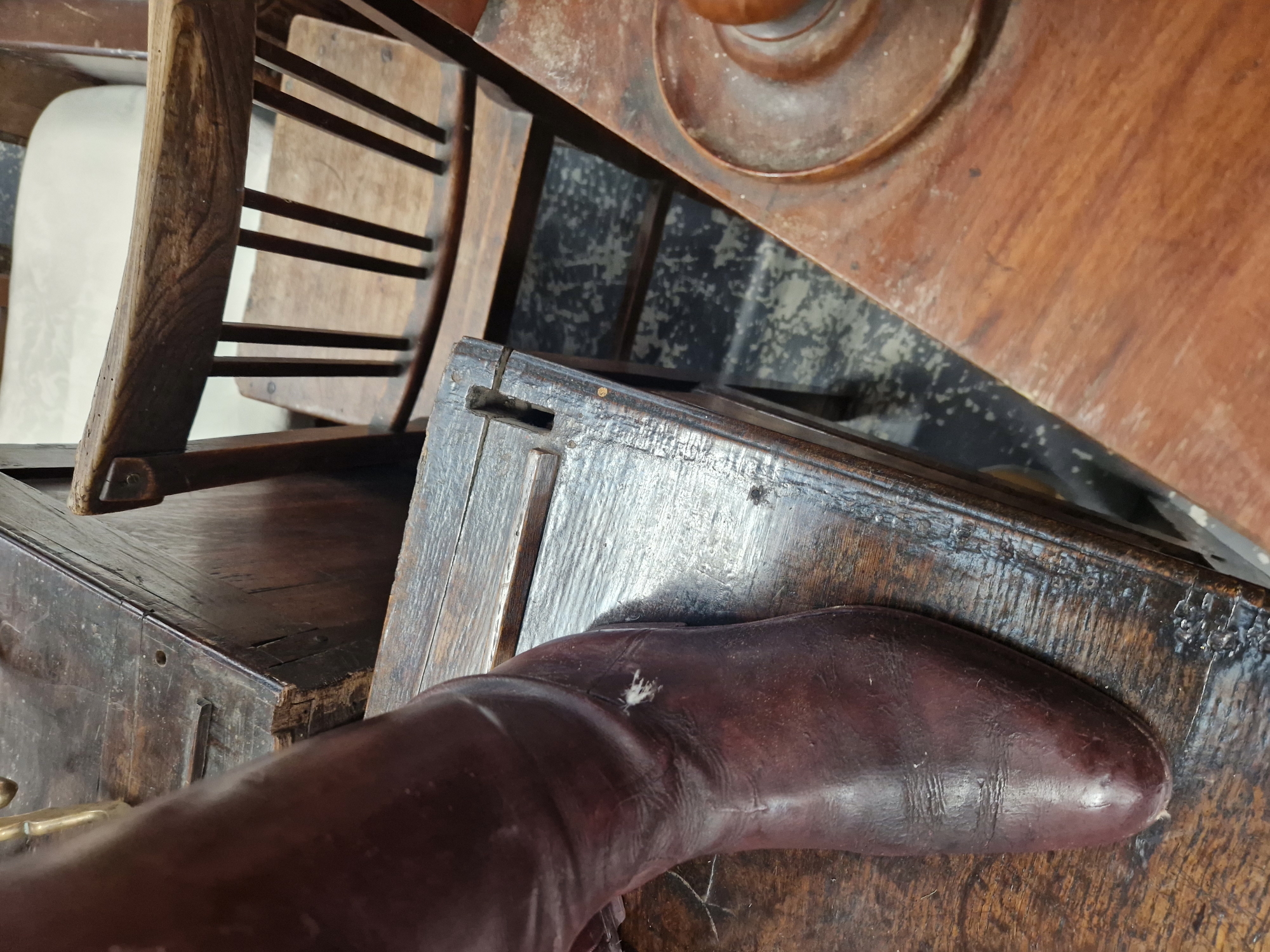 A 19th C. OAK DRESSER BASE WITH THREE DRAWERS ABOVE THE SQUARE SECTIONED LEGS. W 179 x D 46 x H - Image 5 of 7