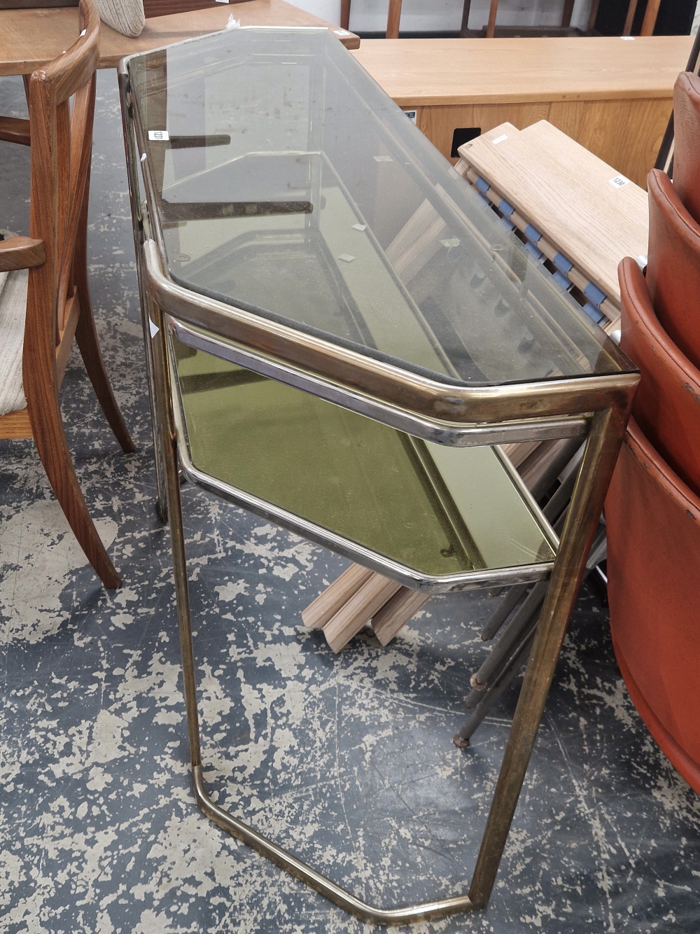 A RETRO GLASS TOP TWO TIER CONSOLE SIDE TABLE.