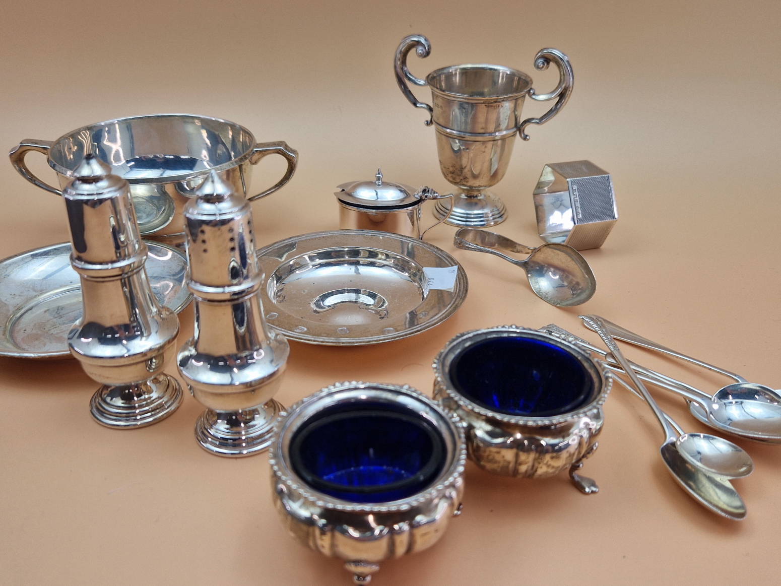 MISCELLANEOUS 20th C. SILVER, TO INCLUDE CRUETS, A TWO HANDLED BOWL, A TROPHY CUP, TEA SPOONS AND