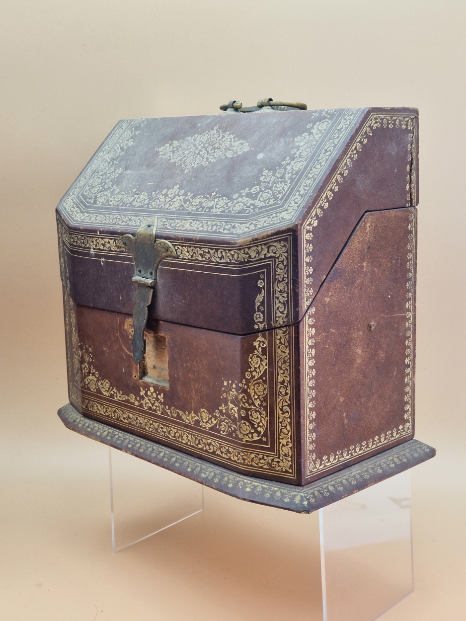 AN ART NOUVEAU MAHOGANY BOX, THE SIDES INLAID WITH COPPER GEOMETRIC ARCHES, THE LID MARQUETRIED WITH - Image 2 of 8