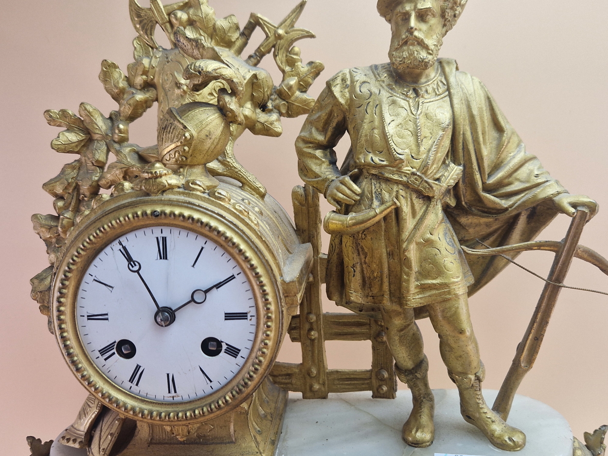 A LATE 19th C. GILT SPELTER AND WHITE ONYX CASED MANTEL CLOCK AND WOOD STAND, THE ENAMEL DIAL - Image 4 of 6