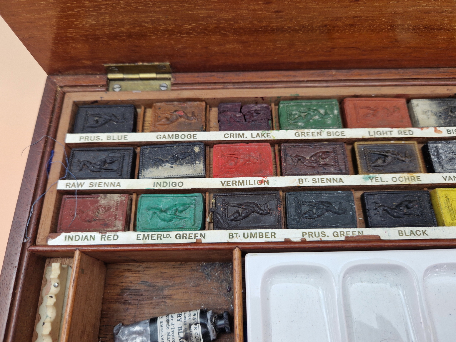 A LATE VICTORIAN REEVES MAHOGANY PAINT BOX CONTAINING UNUSED BLOCKS OF PAINT, CERAMIC PALETTES IN - Image 5 of 7