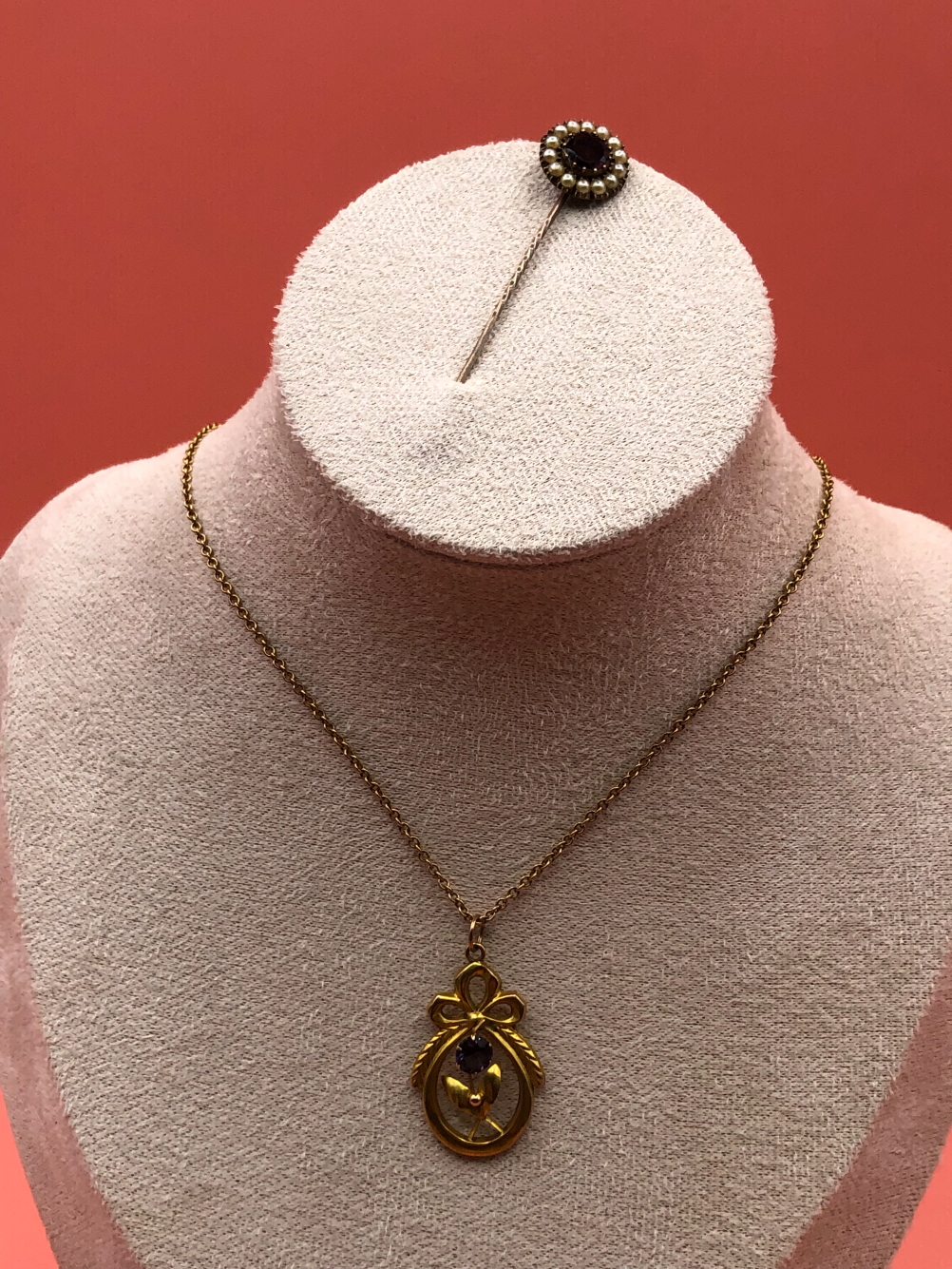 AN ANTIQUE 9ct STAMPED, WITH SPONSOR MARK A.J.C, GEMSET GARLAND PENDANT, SUSPENDED ON AN ANTIQUE 9ct - Image 4 of 6