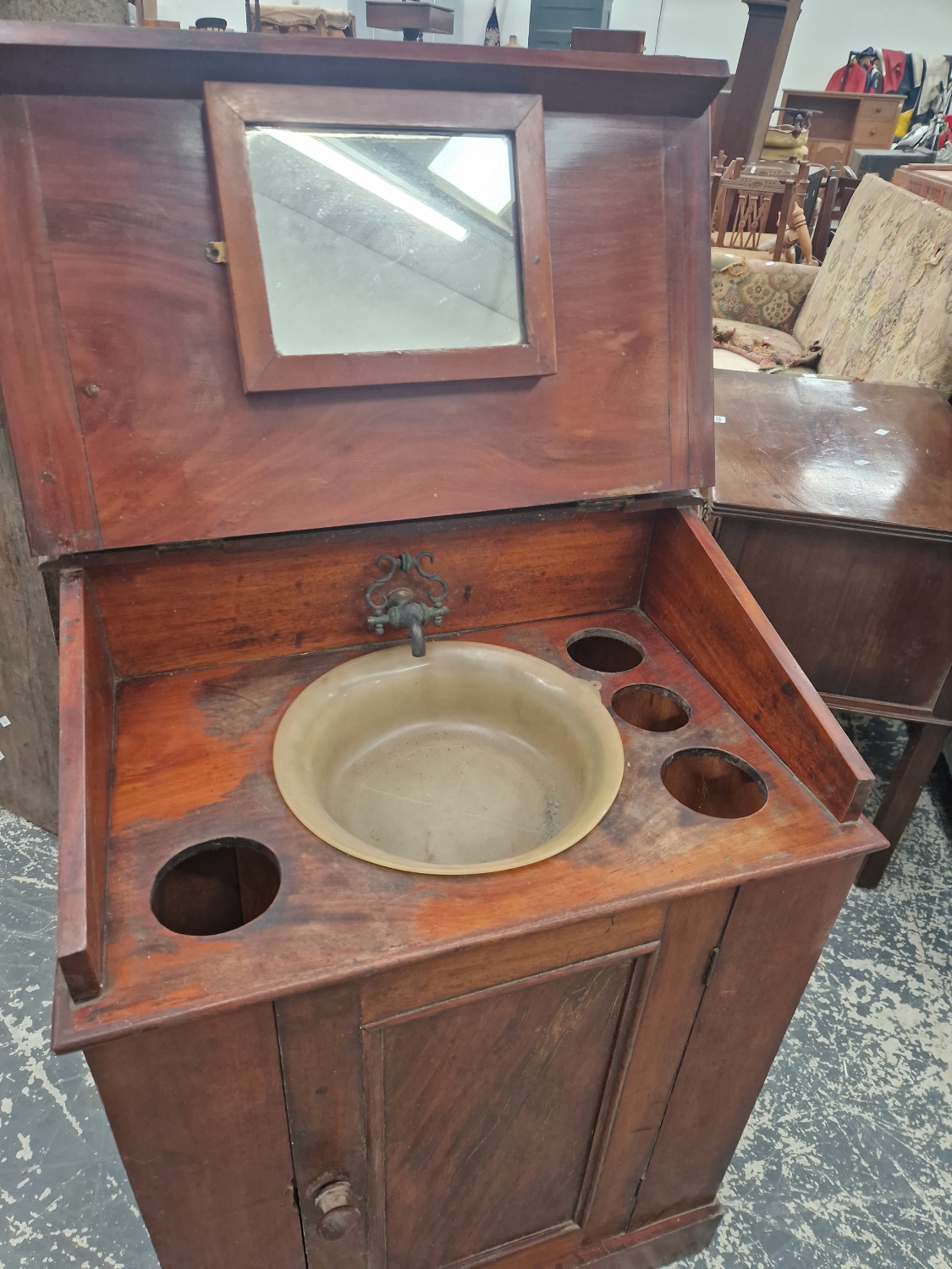 A VICTORIAN MAHOGANY DAVENPORT FORM LIFT TOP WASHSTAND WITH FITTED INTERIOR. - Image 3 of 6