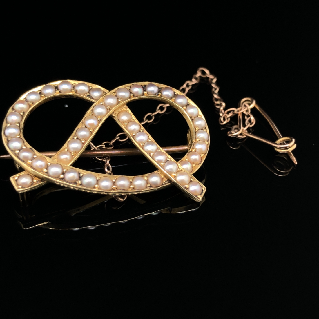 AN ANTIQUE GOLD AND SEED PEARL SWEETHEART LOVERS KNOT, ALSO KNOWN AS A STAFFORD KNOT BROOCH. THE - Image 2 of 3