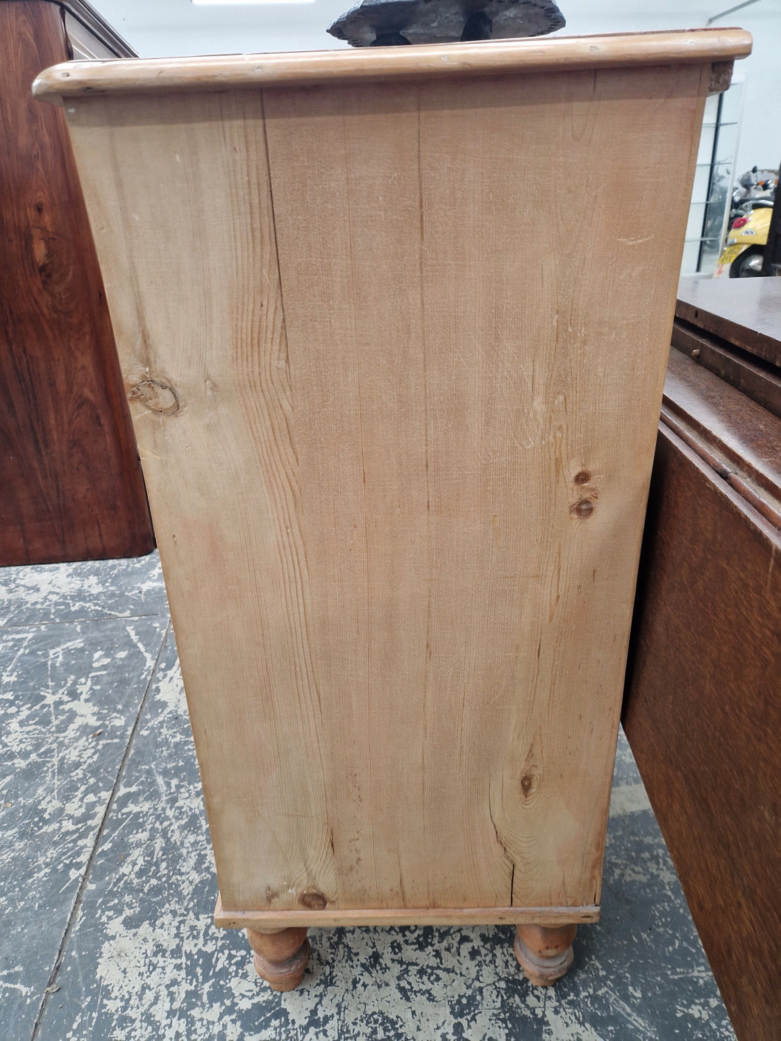 A VICTORIAN PINE CHEST OF TWO SHORT AND THREE GRADED LONG DRAWERS ON SHORT BALUSTER TURNED LEGS - Image 4 of 8