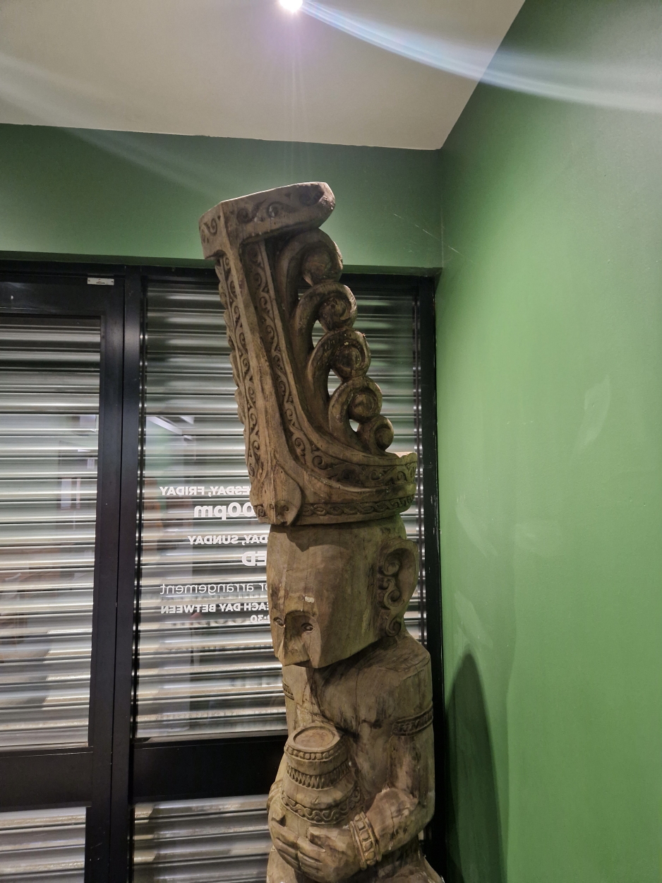 AN INTERESTING FAR EASTERN CARVED HARDWOOD TOTEM. - Image 3 of 3