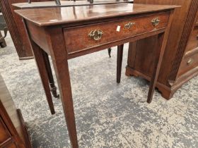 AN 18th C. OAK SIDE TABLE WITH A SINGLE DRAWER ABOVE THE TAPERING SQUARE SECTION LEGS