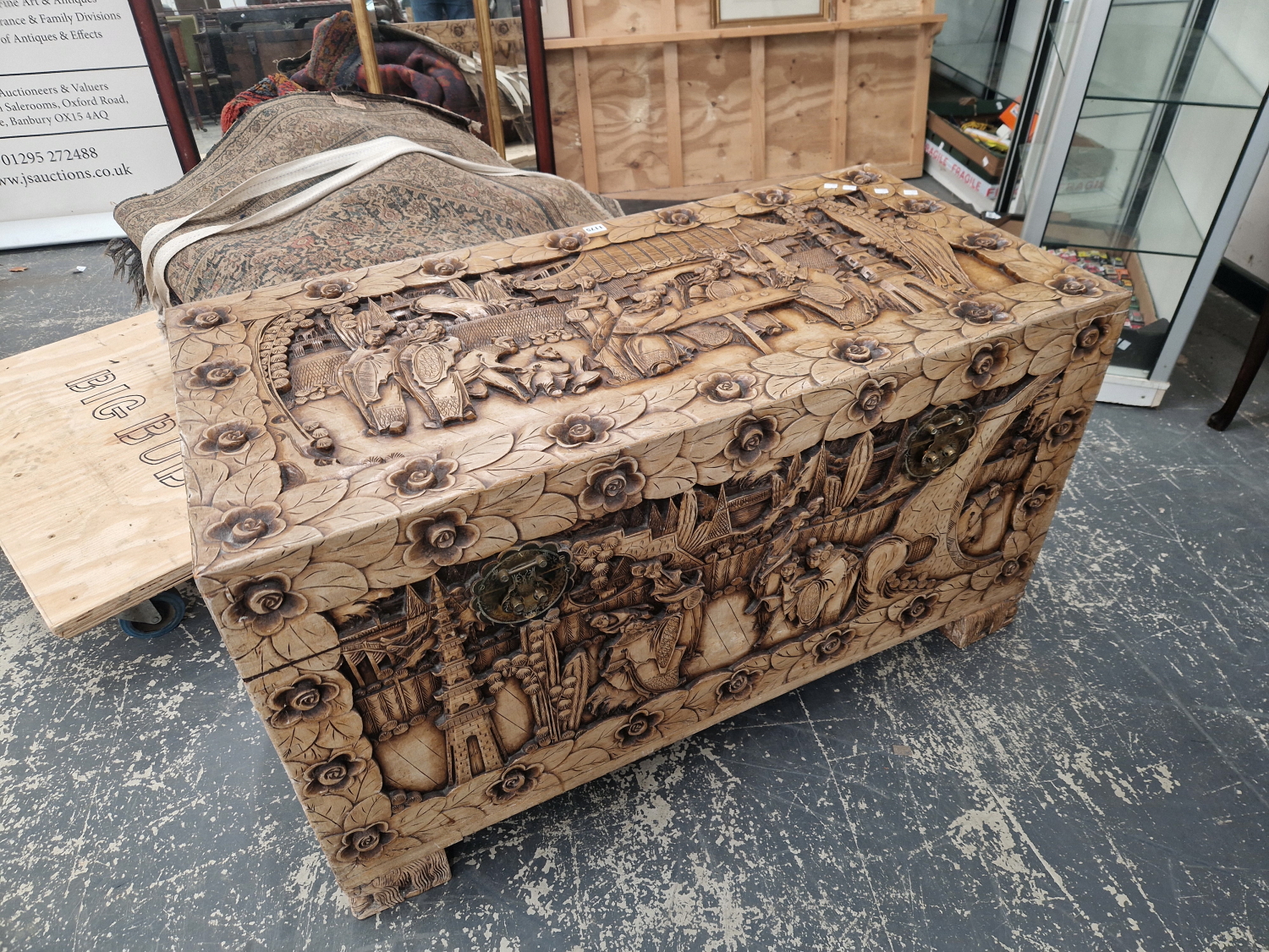 A LARGE ORIENTAL CARVED CAMPHORWOOD BLANKET CHEST - Image 2 of 4