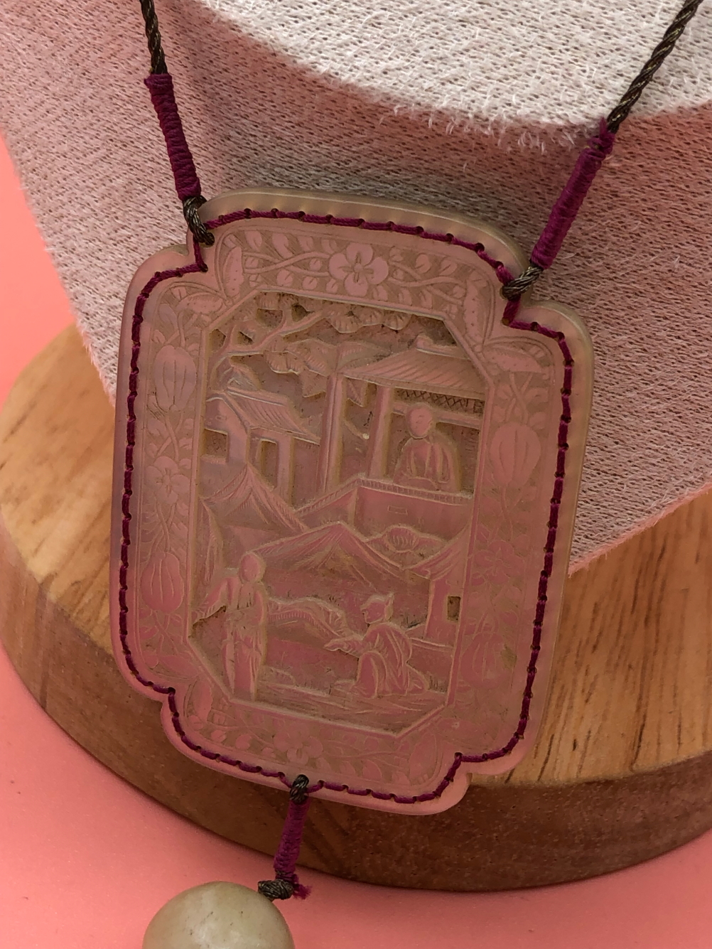 A CHINESE CARVED MOTHER OF PEARL PENDANT PANEL ON WIRE WRAPPED STRING WITH ELEVEN GRADUATED MOTHER - Image 4 of 7