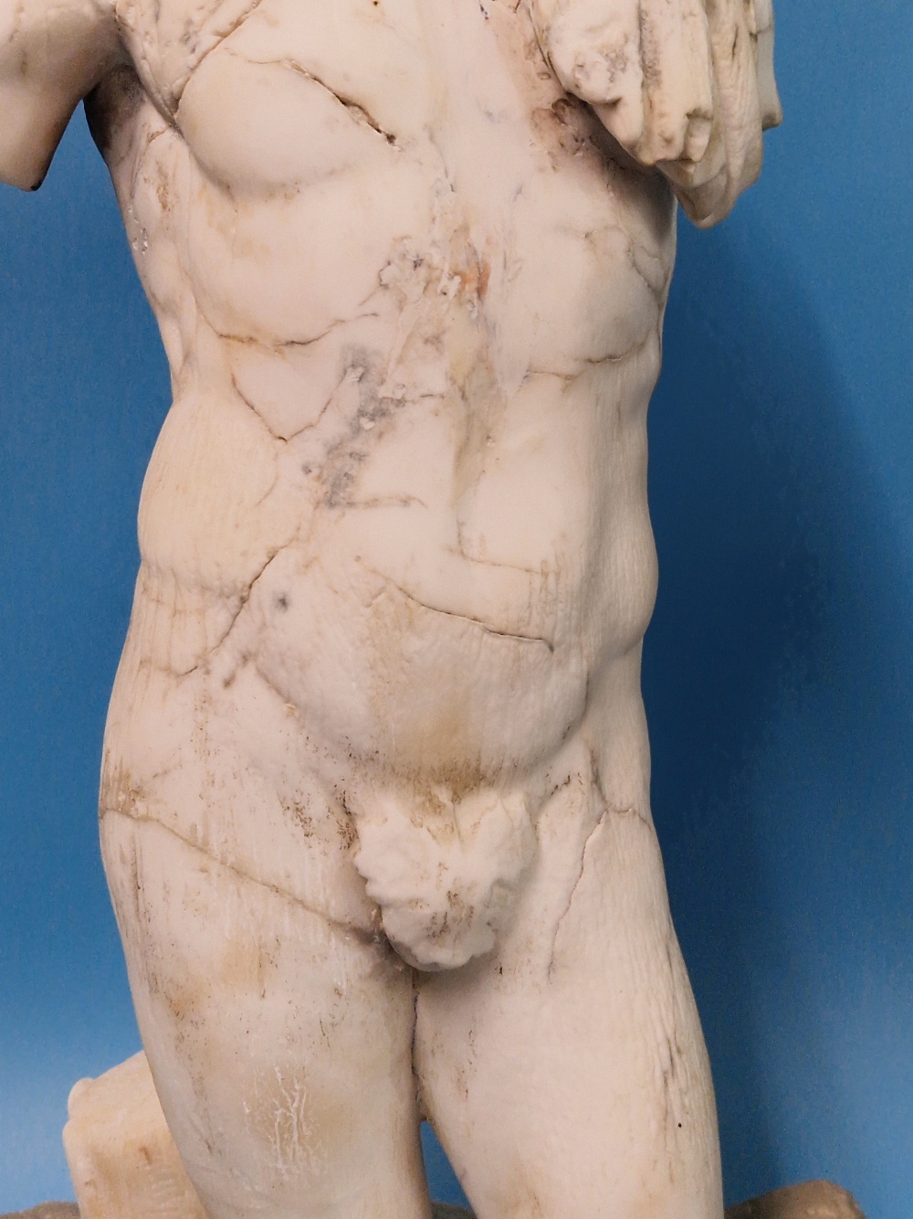 AN 18th C. WHITE MARBLE THREE QUARTER LENGTH SCULPTURE OF A CLASSICAL MAN STANDING WEARING A DRAPE - Image 4 of 5