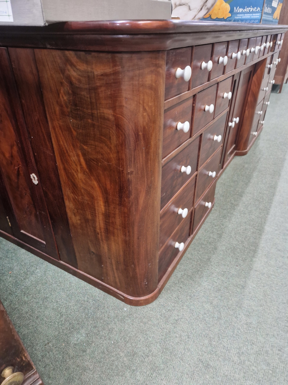 A MAHOGANY SHOP COUNTER FITTED WITH MULTIPLE DRAWERS AND CUPBOARDS EACH WITH WHITE CERAMIC KNOB - Image 23 of 23