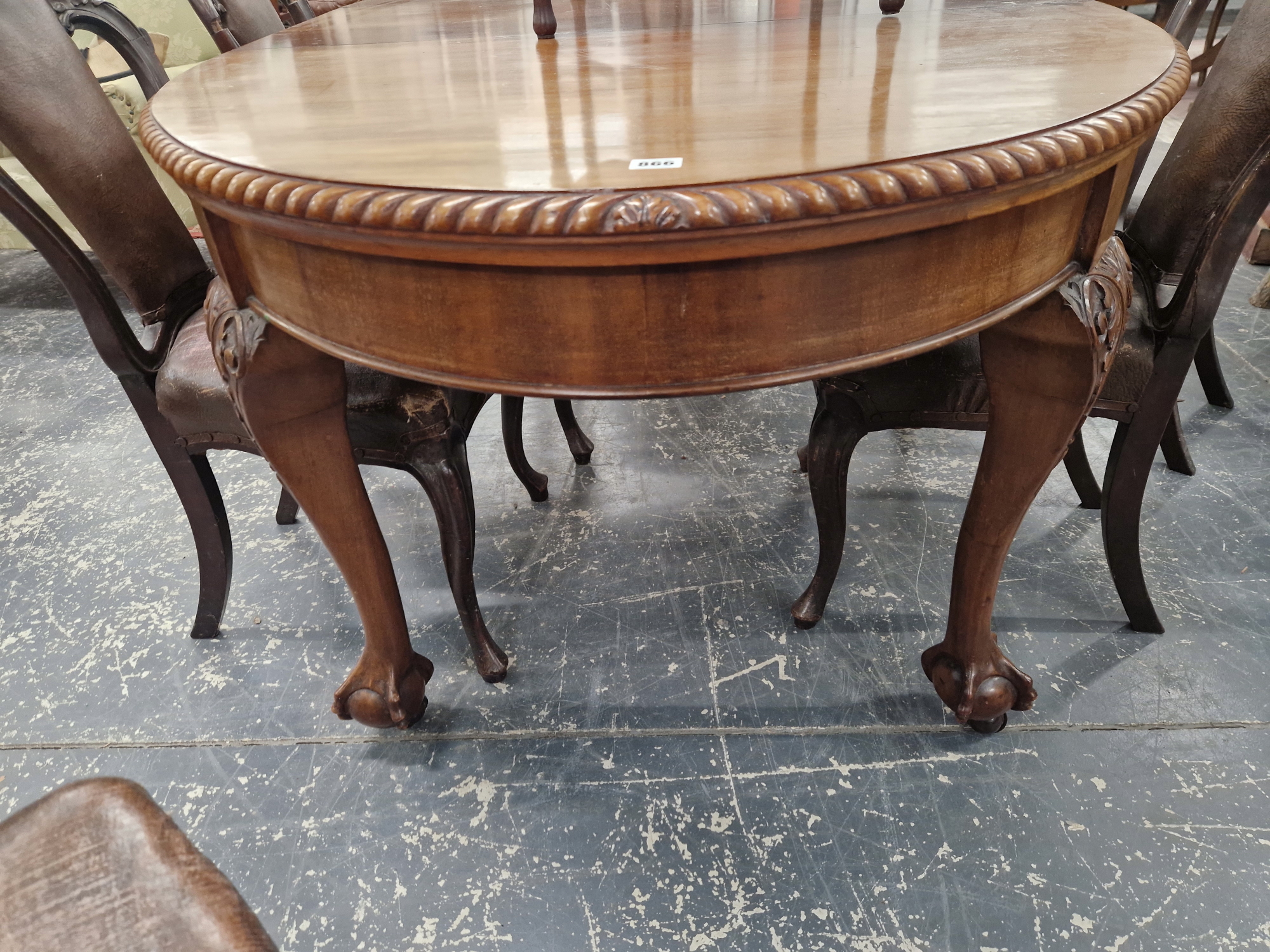 A MAHOGANY WIND OUT OVAL DINING TABLE WITH ONE LEAF, THE GADROONED EDGED TOP ON FOUR CABRIOLE LEGS - Image 2 of 4