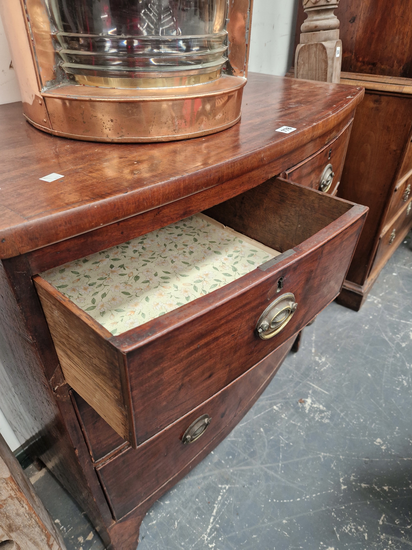 A 19th MAHOGANY BOW FRONT CHEST OF TWO SHORT AND TWO LONG DRAWERS ON BRACKET FEET. W 88 x D 46 x H - Image 3 of 6