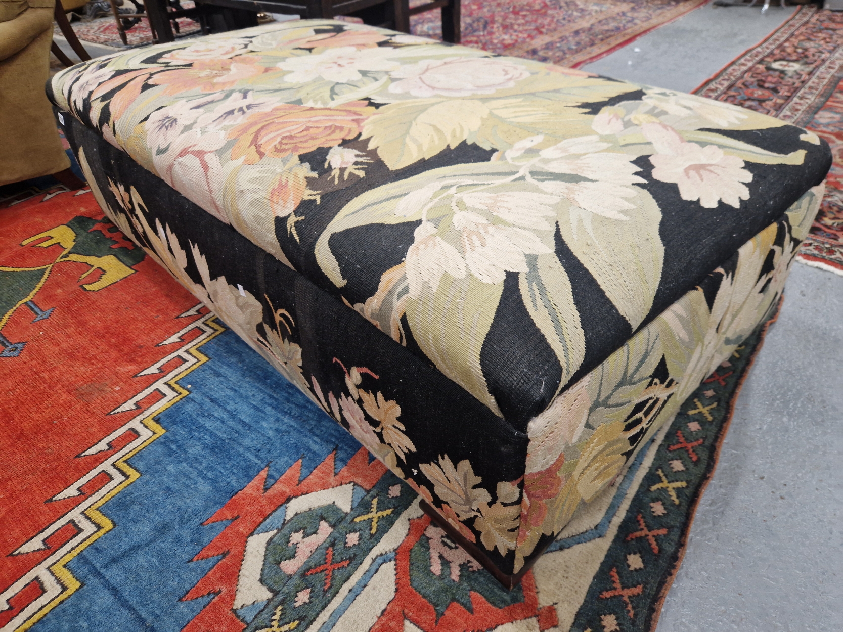 A FLORAL MACHINE WOVEN TAPESTRY COVERED OTTOMAN WITH A CUSHIONED RECTANGULAR LID. W 145 x D 78 x H - Image 2 of 4