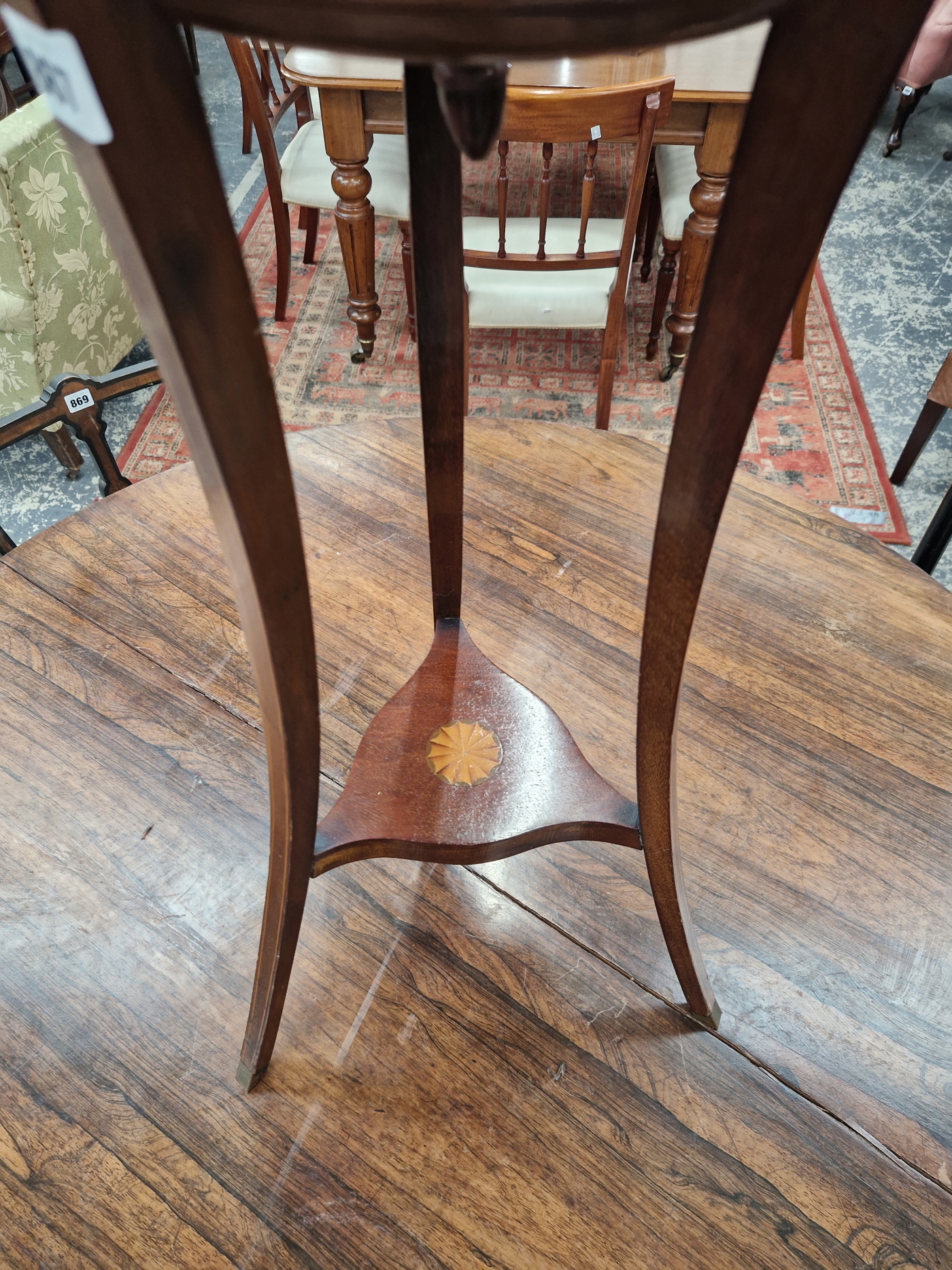 AN EARLY 20th C, LINE INLAID MAHOGANY PLANTER STAND, THE THREE DOWN SWEPT LEGS JOINED BY A - Image 2 of 4