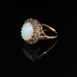 AN VINTAGE 9ct HALLMARKED GOLD OPAL AND EMERALD CLUSTER RING. DATED LONDON 1978. FINGER SIZE Q.