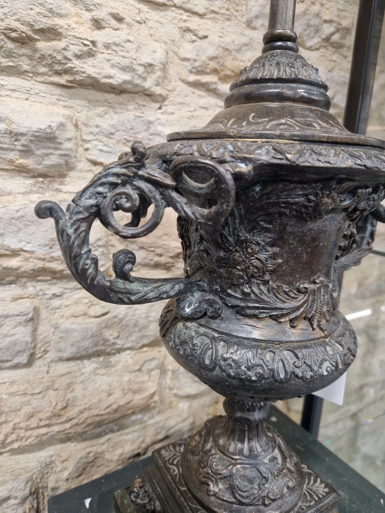 A PAIR OF BRONZE TWO HANDLED URN FORM TABLE LAMPS SUPPORTED ON SQUARE SERPENTINITE PLINTHS. H - Image 2 of 3