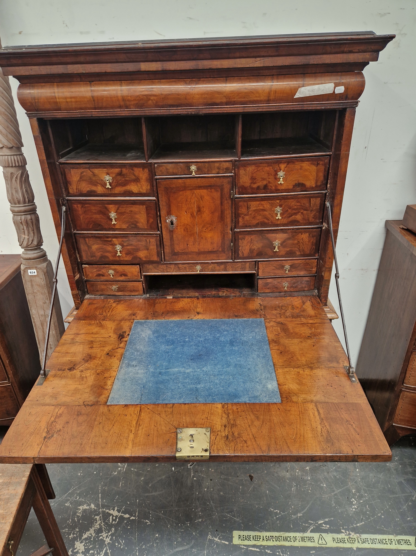 AN EARLY 18th C. WALNUT DROP FRONT BUREAU CHEST, AN OVOLO FRONT DRAWER ABOVE THE FALL, THE BASE WITH - Image 4 of 9