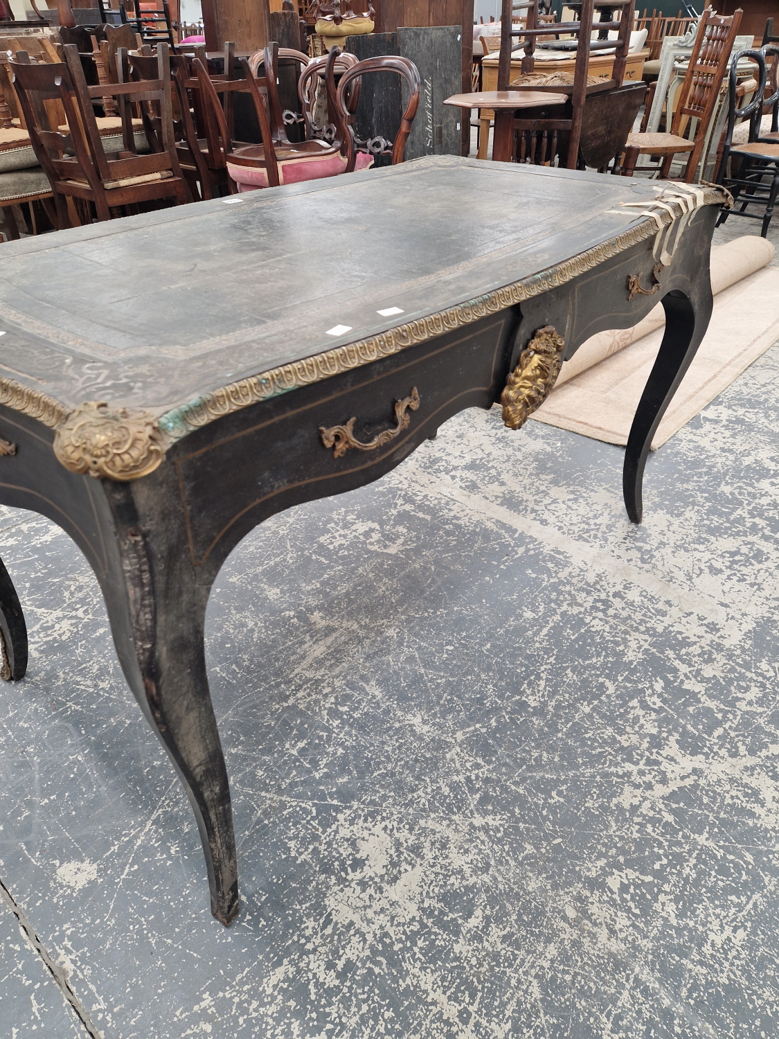 A BOULLE WRITING TABLE WITH A LEATHER INSET TOP AND TWO DRAWERS FLANKING AN APPLIED MASK TO ONE - Image 5 of 12