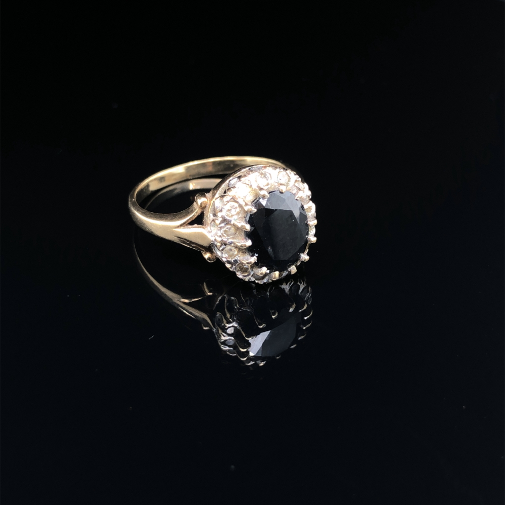 A HALLMARKED 9ct GOLD SAPPHIRE AND DIAMOND CLUSTER RING. FINGER SIZE N. WEIGHT 3.33grms.