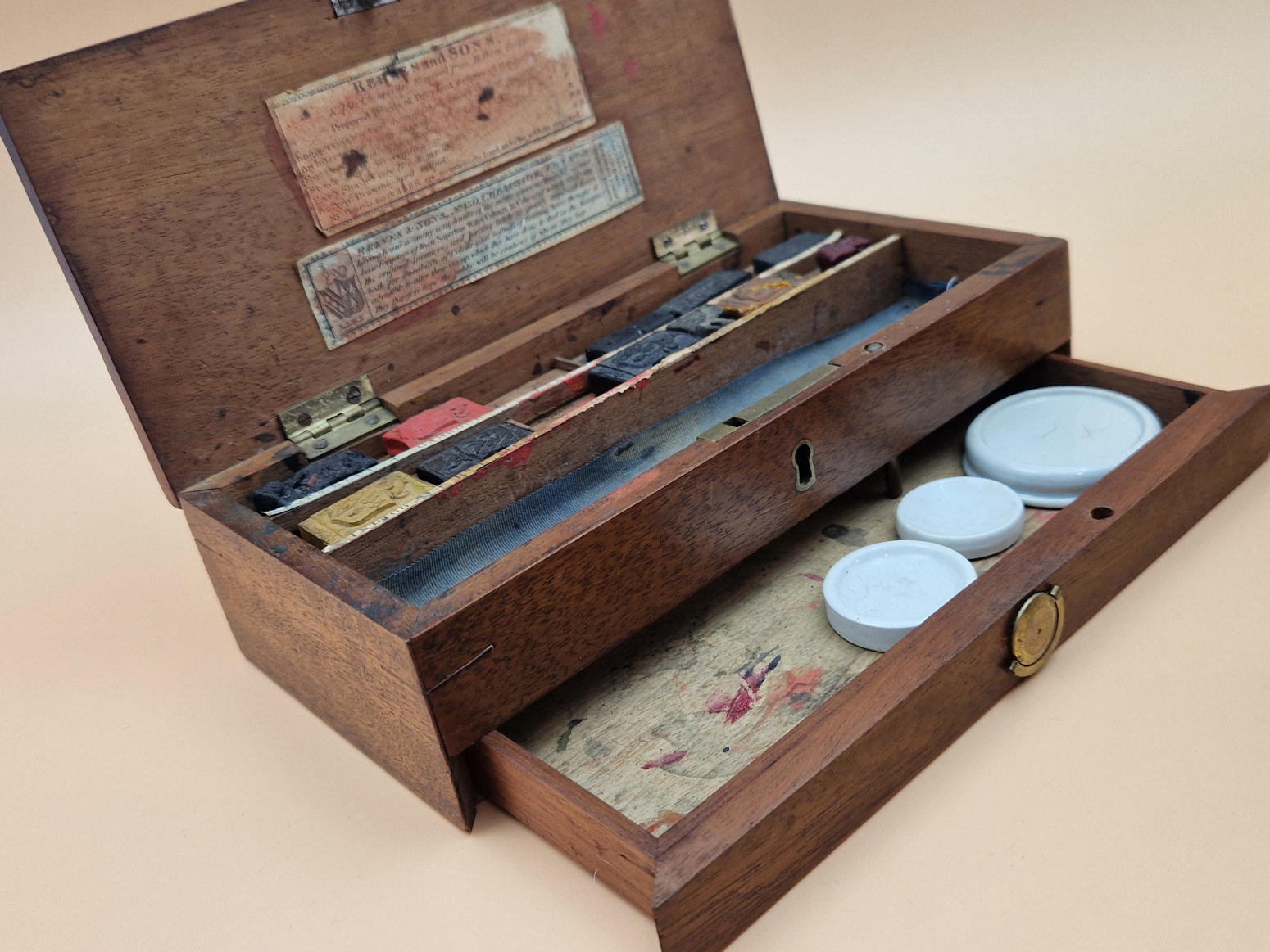 A LATE 19th C. REEVES MAHOGANY PAINT BOX CONTAINING SOME BLOCKS OF UNUSED PAINT AND CERAMIC PALETTES - Image 5 of 9