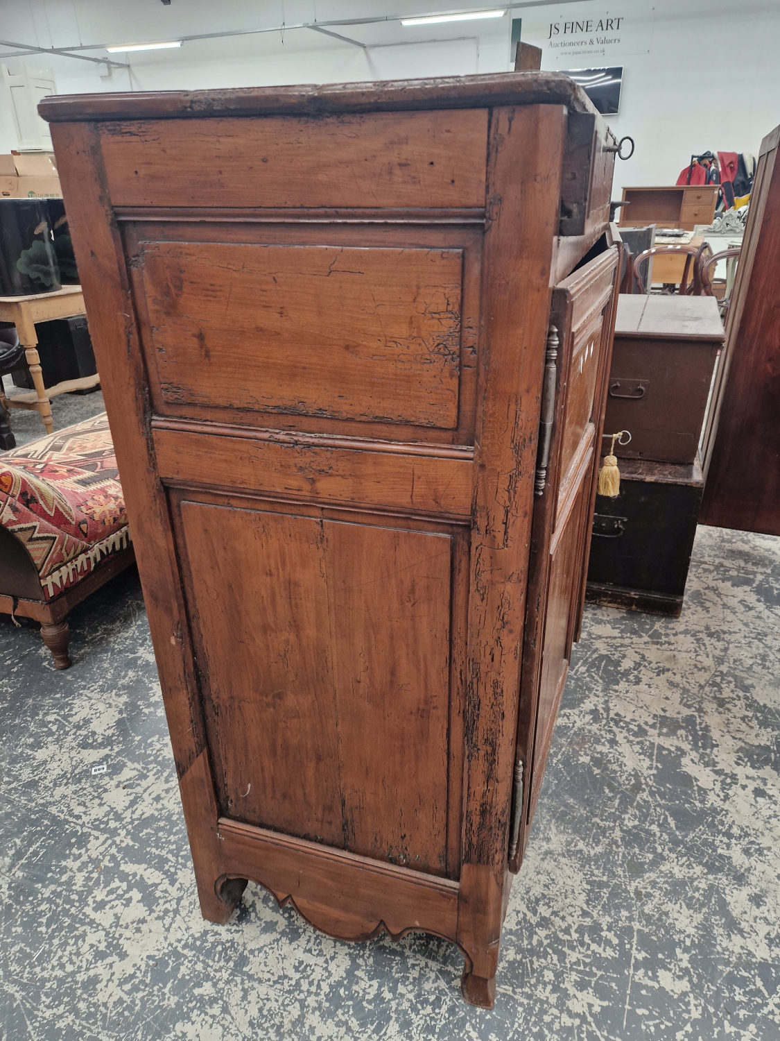 A 19th C. FRENCH WALNUT CABINET WITH TWO FLUTE FRONTED DRAWERS ABOVE TWIN PANELLED DOORS AND A - Image 3 of 5